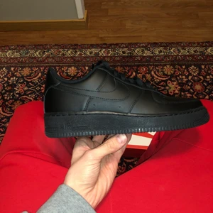 Air Force 1 Svarta  - Oanvända Svarta Air Force 1 storlek 41, böjd låda 