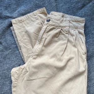 Beige jeans  - Jätte fina beige jeans som endast är prövade. Dom passar bra för mig som är 168 lång. Är också i Storlek M.