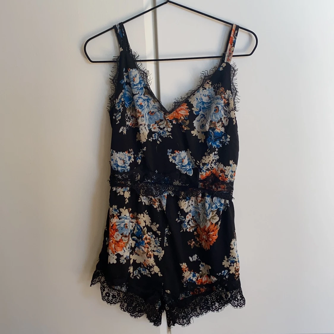 Fin playsuit med spets och blommor  - 90