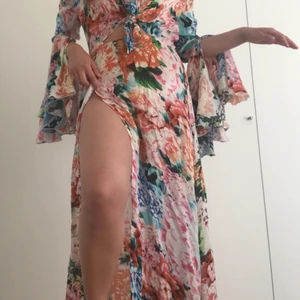 Blommig sommarklänning  - En fantastisk sommarklänning i siden/silkesmaterial som är perfekt luftig till vår och sommar. Fin att ha på tillställningar eller bara till stranden🌸 den har en riktigt snygg hög slits som lätt går att sy till om man skulle önska. Storlek M/L från märket byblue. Köparen står för frakt/det fraktalternativ som föredras✨