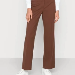 Kostymbyxor - Snygga högmidjade kostymbyxor från Monki. Storlek 38, passar 36 och mindre om man vill ha mer oversize/pösigare. Går perfekt över fötterna, är 168 cm lång och har strl 38/40/M.