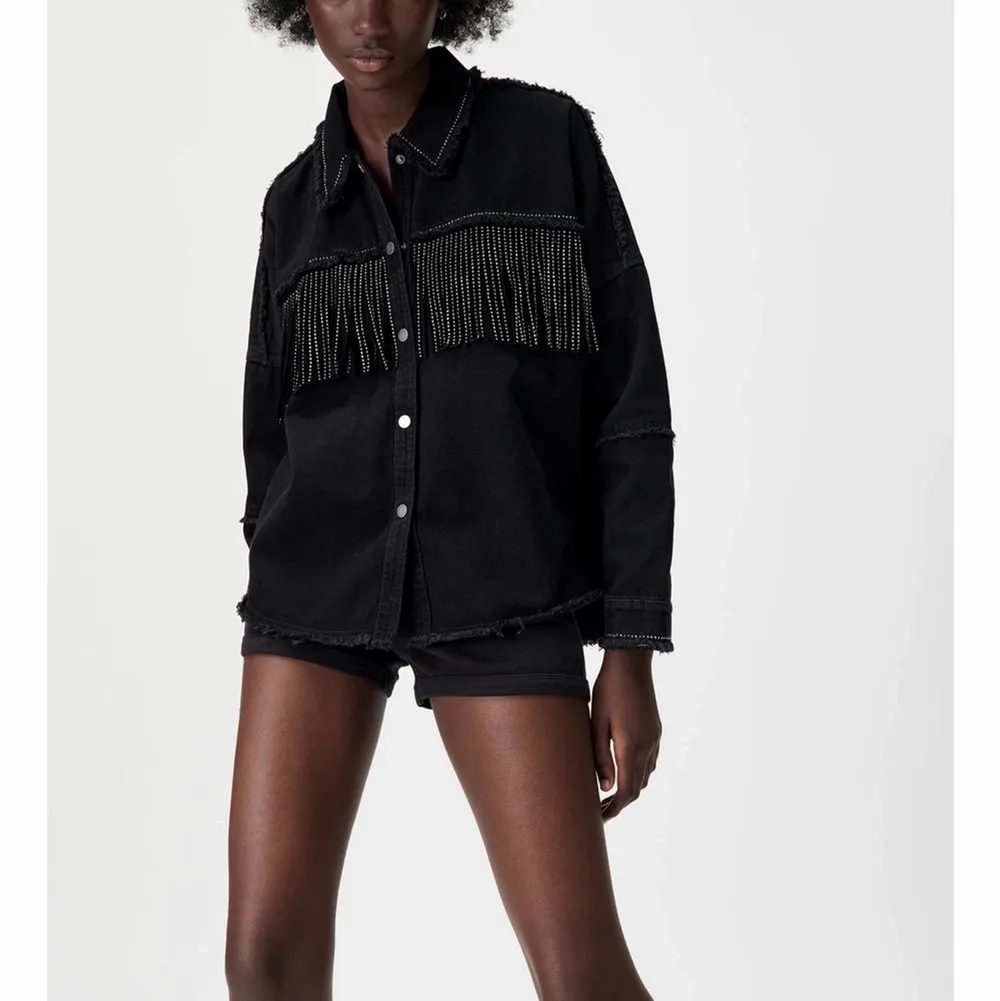 Säljer denna jacka från Zara, kan skicka egna bilder också 💗. Jackor.