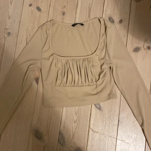 SHEIN topp - Säljer denna då den inte används💕 passar inte så bra på mig tyvärr men tycker den är så fin men känner mig inte bekväm i den:)