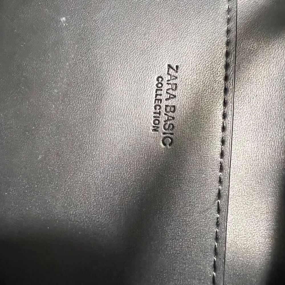 Snygg stilren väska från Zara! Knappt använd, säljer till ett bra pris! Köparen står för frakten 🥰. Väskor.