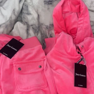 Juicy couture sett - Juicy couture sett både byxor och koftan för 1800 priset går o diskutera. 1 gång använd .1 gång tvättad . Storlek S i båda delarna . går o byta mot en röd,vit,mörk grön och svart , mötas helt upp i Göteborg, fraktar ej