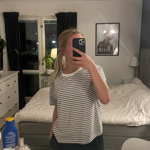 Randig T-shirt  - Säljer min snygga oanvända T-shirt från zara. Lappen är kvar och är som sagt aldrig använd💕 T-shirten är slutsåld på hemsidan. Hör gärna av er om ni har frågor eller funderingar😇