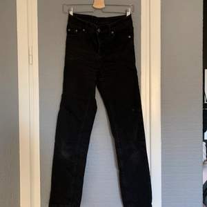 Svarta jeans från Dr Denim som jag växt ur och därmed säljer. Ganska välanvända och har en vit prick på ena låret men den syns knappt. Övrig inga defekter och sitter snyggt på. Skriv för mer info eller bilder❤️