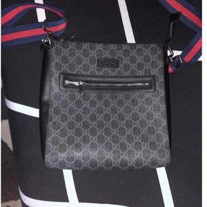 Gucci väska - Gucci Messenger bag/ Gucci axelväska skulle vilja bli av med den snabbt, skulle gärna byta mot någon tracksuit men tar självklart i mot alla byten. kanske kan gå ner lite i pris i en snabb affär. 8/10 i skick, säljer/byter den för att den inte kommer till användning längre, skriv om ni är intresserad och var inte rädd att ställa frågor samma väska som innan men bättre bilder🤍