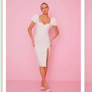 Bianca x Nelly blommig klänning  - En fantastiskt fin klänning från biancas kollektion med Nelly.com. Klänningen är helt slutsåld och säljer denna nu då jag ångrar mitt köp