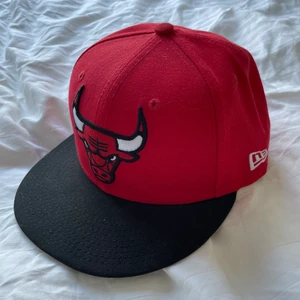 Chicago bulls keps  - röd chicago bulls keps som inte kommer till användning längre. köpt förra sommaren men de finns inga defekter. frakten ingår i priset!!