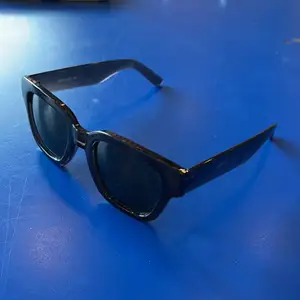 Super snygga solglasögon från Åhléns köpta förra sommaren och knappt använda köpta för 399kr tror jag och jag säljer för 150kr ❤️ är lika chimi solglasögon🙌🏼