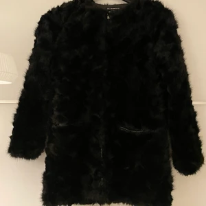 Jacka i fuskpäls Zara - Jacka i svart fuskpäls från Zara, storlek XS. Den är köpt från barnavdelningen. Använd ett fåtal gången och är i nyskick. Kan mötas upp i Malmö, annars står köparen för frakt och betalningen sker via Swish. 