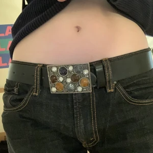 Skärp - Ett jättefint brett läderskärp med kristaller o stenar på spännet :)