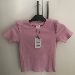 Zara t-shirt  - Jag säljer denna helt oanvända tröjan från zara (prislappen kvar till och med) den är jättefin och i jättebra skick, men den var tyvärr lite liten för mig 😊 Jag kan leverera också men jag har inte tagit reda på vad det skulle kosta isåfall 💗
