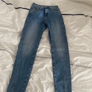 ZARA JEANS  - De snyggaste jeansen från Zara! Tyvärr för små för mig och måste därför sälja.. Blå färg med slits längst ned på benen. Väldigt enkla men så snygga på! Är endast prövade och därför som nya. Köparens står för frakt🤩😍