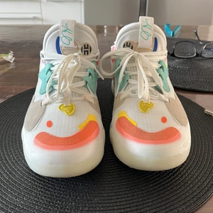 Adidas harden volume 5 basket skor  - Rikrigt snygga skor som är riktigt snygga. Jag kunde inte visa passform för att mina fötter är för stora för att passa i skon. De är storlek 41 och väldigt lätta. Bara använt för mina basket träningar för en månad. 