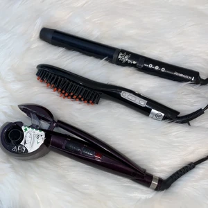 Värmevärktyg - Babyliss: KÖP FÖR 500kr. NYPRIS: 1400kr Suger in håret och lockar. Piper när locken är klar och drar ut håret. (knappt andvänd) Remington locktång: KÖP FÖR: 150kr NYPRIS: 400 (knappt andvänd ) Plattborste: vet ej märke å vet ej vad jag köpte den för. KÖP FÖR: 150kr (bra pris)    KÖP ALLA 3 FÖR 700kr❤️❤️