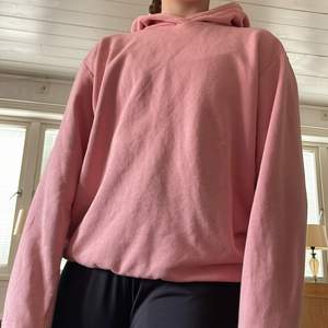 En rosa hoodie från kappahl i storlek 170. Ganska stor för att vara st 170