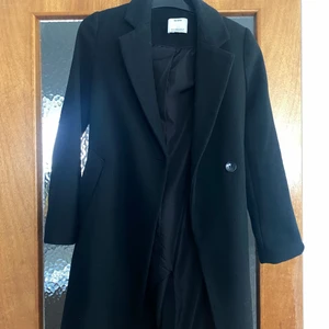 Kappa från Bershka - Svart kappa med knytning från Bershka i stl XS. Passar även en S. Pris: 100 kr+frakt, köparen står för frakten