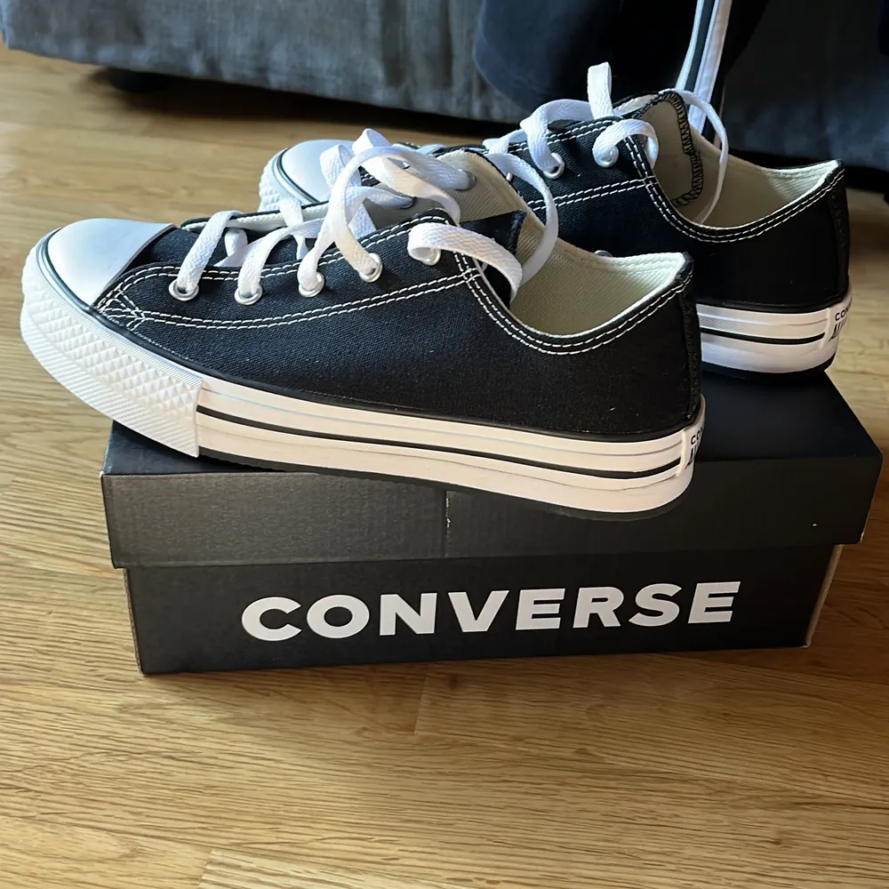 Helt nya converse med hög sula. Storlek 37,5 men skulle säga närmare 38 dem var för stora för mig. Säljer om någon är interesserad så jag slipper skicka tillbaka. Original pris 650 . Skor.