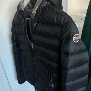 Colmar Down Jacket Svart Dam - Svart Colmarjacka som är helt slutsåld! Storlek S men kan även passa XS. Jackan har några nästa omärkbara fläckar inuti luvan som alltså ej syns. Utom detta är jackan använd max 10 gånger och ser helt ny ut. Köpt i Stockholm på NK för 5000kr! Priset kan diskuteras💕