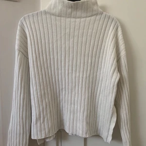 Stickad tröja 60 kr - Vit stickat tröja med polo från Lindex. Strl 146/152 men passar XS/S.