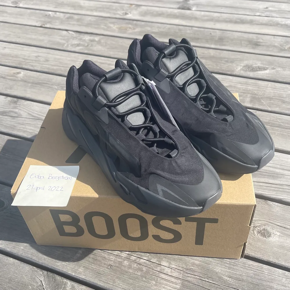 Säljer ett par sprillans nya Adidas Yeezy Boost 700 i färgen Triple Black. Aldrig använda. De är reflektiva i mörker. Frakten ingår i priset men går även bra att mötas upp i Växjö eller Jönköping.☺️ DM för fler bilder. Skor.