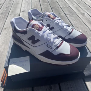 New Balance 550 White burgundy  - Säljer ett par sprillans nya New Balance 550 i färgen White Burgundy. Aldrig använda. Det ingår ett par extra snören i färgen röd. Frakten ingår i priset men går även bra att mötas upp i Växjö eller Jönköping.☺️