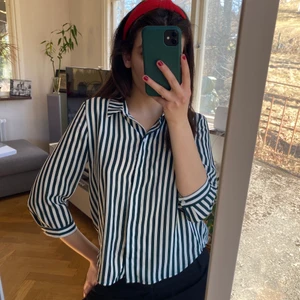 Randig skjorta - En söt randig skjorta från monki. Användes 1 gång och är i toppen skick. Jag är 165