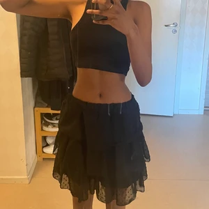 Stockholmstil kjol! - Säljer min nya kjol då den blev för liten❤️ för mer bilder eller om du har någon fråga är det bara att komma privat💕 kan både frakta eller mötas upp!