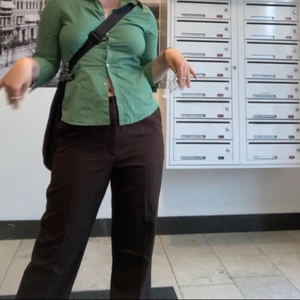 Bruna kostymbyxor - Super snygga kostymbyxor som är mörkbruna. De är lite slitna längst ner då de är rätt långa men lätt att sy upp ! Köparen står för frakt 🚚 