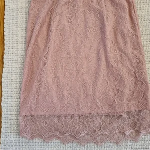 Gina kjol stl XS - Kort snäv kjol i spets från Gina tricot XS . Gammelrosa i färgen. Riktigt fin på! 