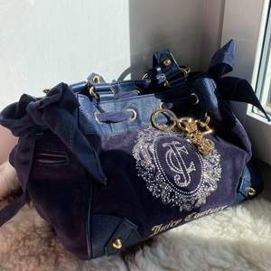 En mörkblå juciy couture handväska. Inte använd, inga skador, nästan helt ny. Många fack och väldigt rymlig.