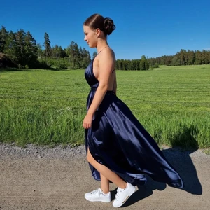 Storlek: xxs - Säljer nu min superfina balklänning som används en gång. Klänningen är i storlek xxs jag själv är en storlek xs och är 168 cm lång. Klänningen har öppen rygg med band som man  själv väljer hur man knyter, en superfin marinblå färg.💙 Tveka inte på att skriva om det är något du undrar över💙 (Jag kan frakta men står inte för kostnaden)