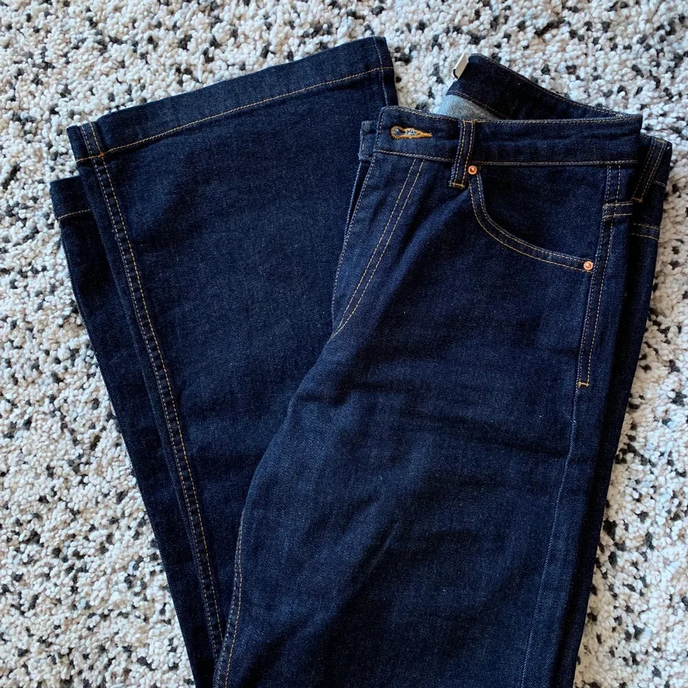 Utsvängda jeans i mörkblått, högmidjade och stretchiga . Jeans & Byxor.