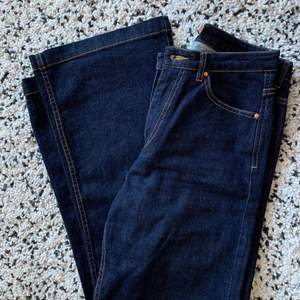 Utsvängda jeans i mörkblått, högmidjade och stretchiga 