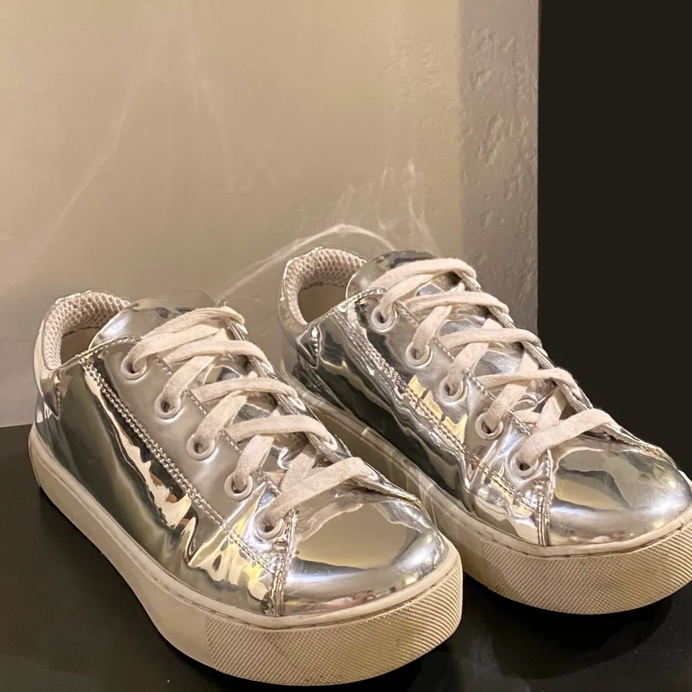 Spegelliknande sneakers i storlek 38 från monki 🤩 Använda några gånger men inget som märks. . Skor.