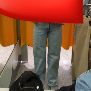 Monki Yoko jeans stl 24 - jag säljer dessa monki jeans i modellen yoko då de är näst intill oanvända, stl 24 och de är köpta för 400kr❤️ skriv privat vid intresse, köparen står för fraktkostnader❤️