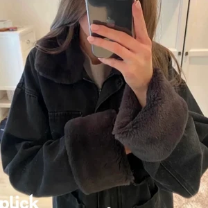 Boohoo jacka  - (Lånade bilder), säljer min supersnygga jacka då jag har tröttnat💕 Det är fakepäls och man kan rulla upp pälsen i armarna eller ta ner den så att armarna blir längre. Kan både mötas upp och frakta😊