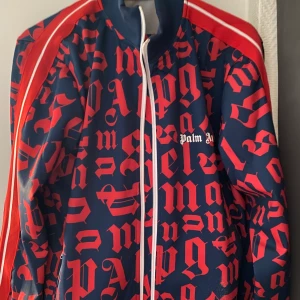 Palm Angels tracksuit  - Palm Angels tracksuit. Storlek M-L (passar båda) Inte använd så mycket. Skriv om fler bilder och pris.