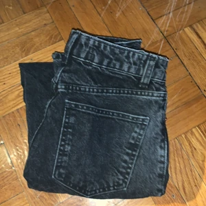 Svarta jeans - Svarta jeans i stl 34 från ZARA