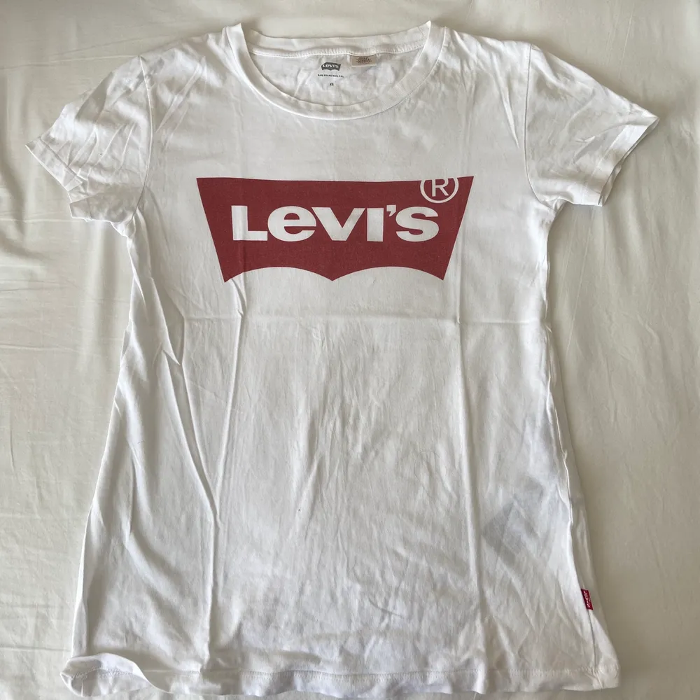 Klassisk Levis t-shirt köpt för 300kr. T-shirts.