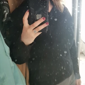 Svart tjocktröja strl S - Den luddar av sig men luddet är ofta enkelt att få bort. 