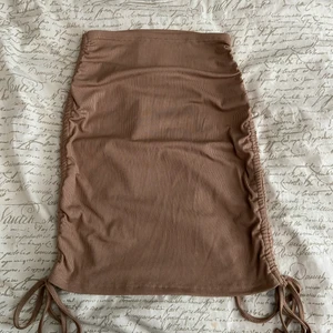 Kjol - Jättefin beige kjol, man kan välja om den ska va lång eller kort