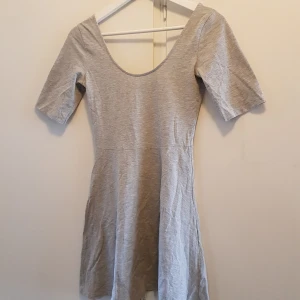 Grå fin klänning - Storlek S. Grå klänning med fin smickrande passform
