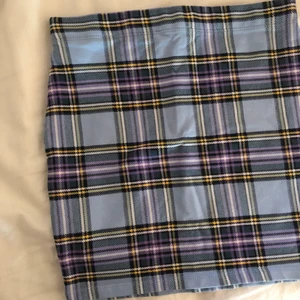 Mönstring kjol - En superfin kjol i rutigt mönster. Säljer då den är för kort på mig men som sagt superfin!! Pris 50kr+25kr frakt🙂