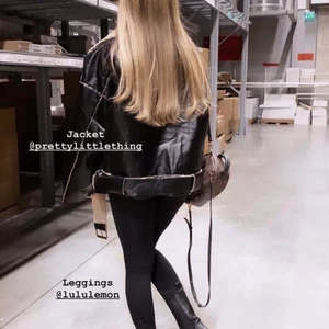 Trendig bikerjacka - Säljer denna super snygga bikerjacka⚡️ köpt på PLT för 1200kr, lappen sitter kvar och där av priset💛 Bild 1 och 3 är lånade🥰