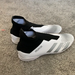 Adidas predator/futsal skor  - Köpta 2021 helt oanvända pga Corona ställde in säsongen. Storlek 38,5. Köpta för 800 säljer för 600 + frakt. Vid snabb affär kan vi diskutera priset. Kom privat för mer bilder 