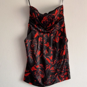 Festklänning svart/röd - Sorlek 38 från amisu, har dragkedja baktill och har 2 små fickor på sidorna 