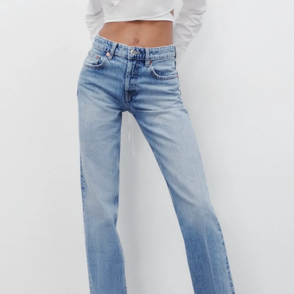 Nu säljer jag ett par straight midrise jeans från Zara i storlek 36! Jag har ett par i liknande modell som jag är så nöjd med men dessa var tyvärr för små. Tiden har gått ut för att returnera så därav säljer jag de här billigare. Nypris var 349 så jag säljer för 250💕. Jeans & Byxor.